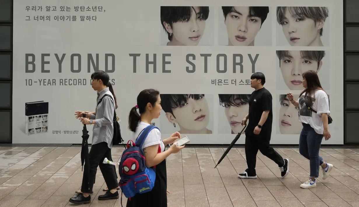 Megabintang K-pop BTS merilis memoar mereka yang sangat dinanti-nantikan di Korea Selatan pada hari Minggu, menandai ulang tahun ke-10 mereka sebagai grup. (AP Photo/Ahn Young-joon)