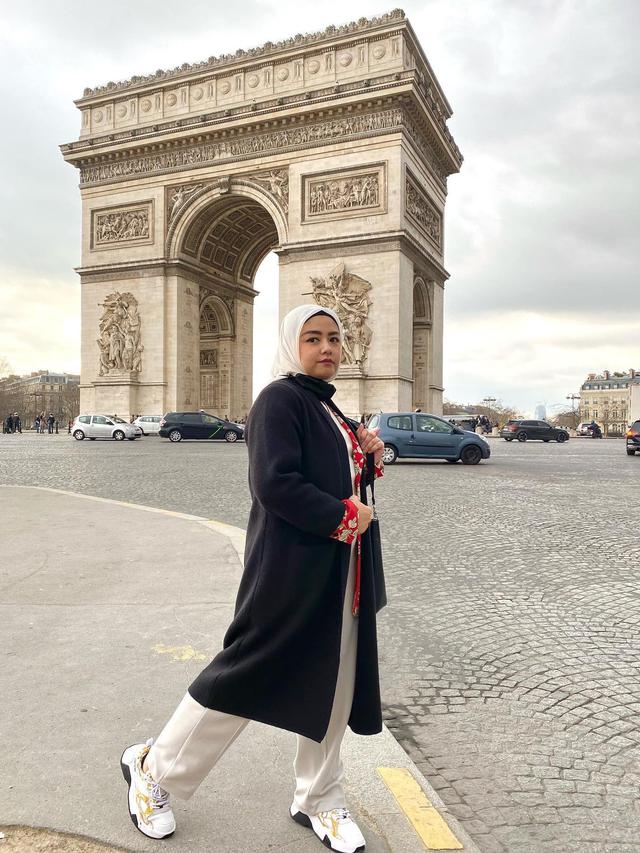 Tampil Mesra, Ini 7 Momen Liburan Tika Ramlan Eks T2 di Eropa Bersama Suami