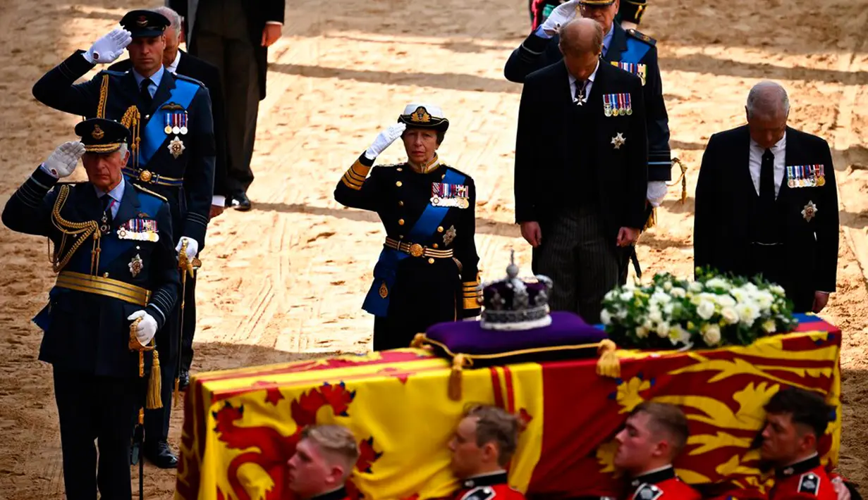 <p>Raja Charles III, Pangeran William, Putri Anne, memberi hormat bersama Pangeran Andrew untuk Ratu Elizabeth II saat prosesi pemindahan dari Istana Buckingham ke Istana Westminster di London, Inggris, 14 September 2022. Upacara pemakaman akan dilangsungkan di Westminster Abbey pada 19 September mendatang. (Ben Stansall/Pool via AP)</p>
