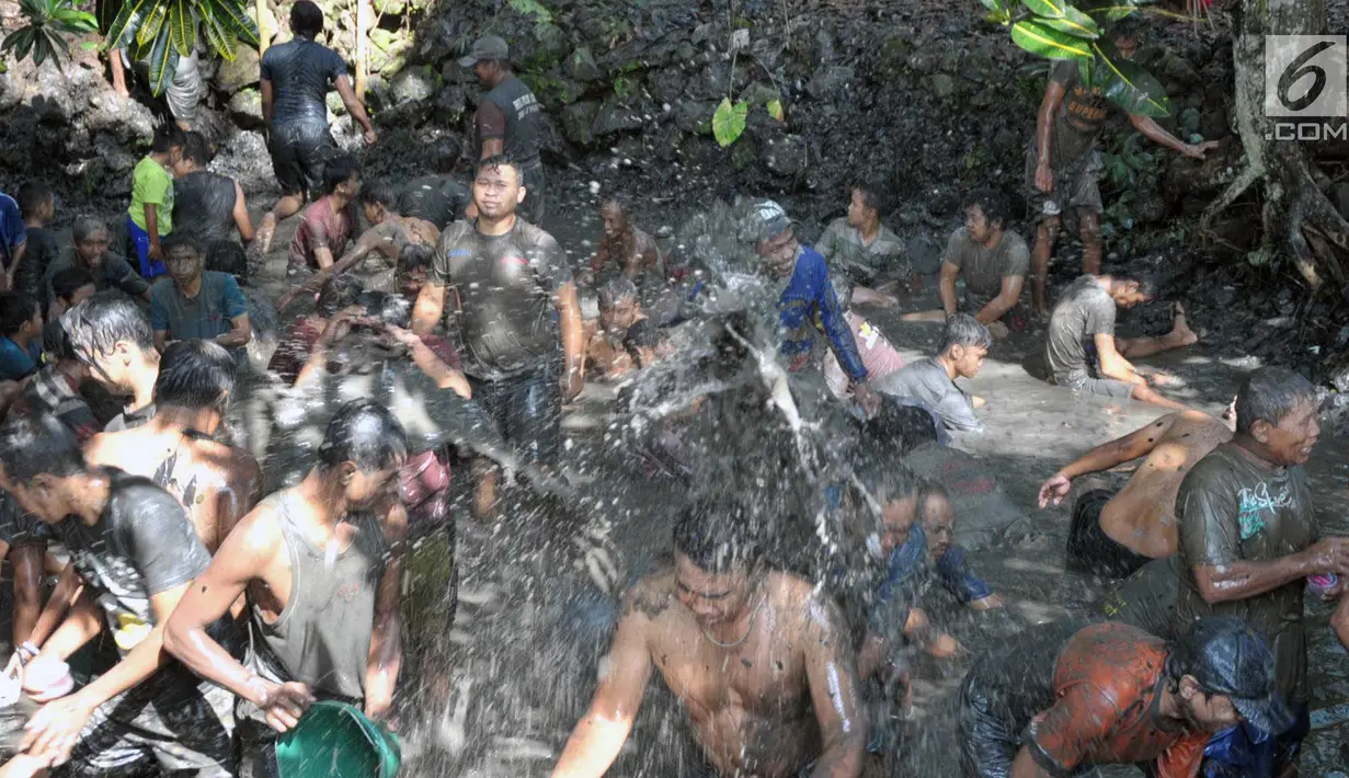 Warga melakukan prosesi resik sendang atau pembersihan mata air dalam tradisi Sadranan di Sendang Gede Pucung, Pudakpayung, Semarang, Jumat (12/4). Tradisi turun temurun membersihkan mata air dilanjutkan berdoa dan makan bersama itu sebagai rasa syukur atas limpahan rezeki. (Liputan6.com/Gholib)