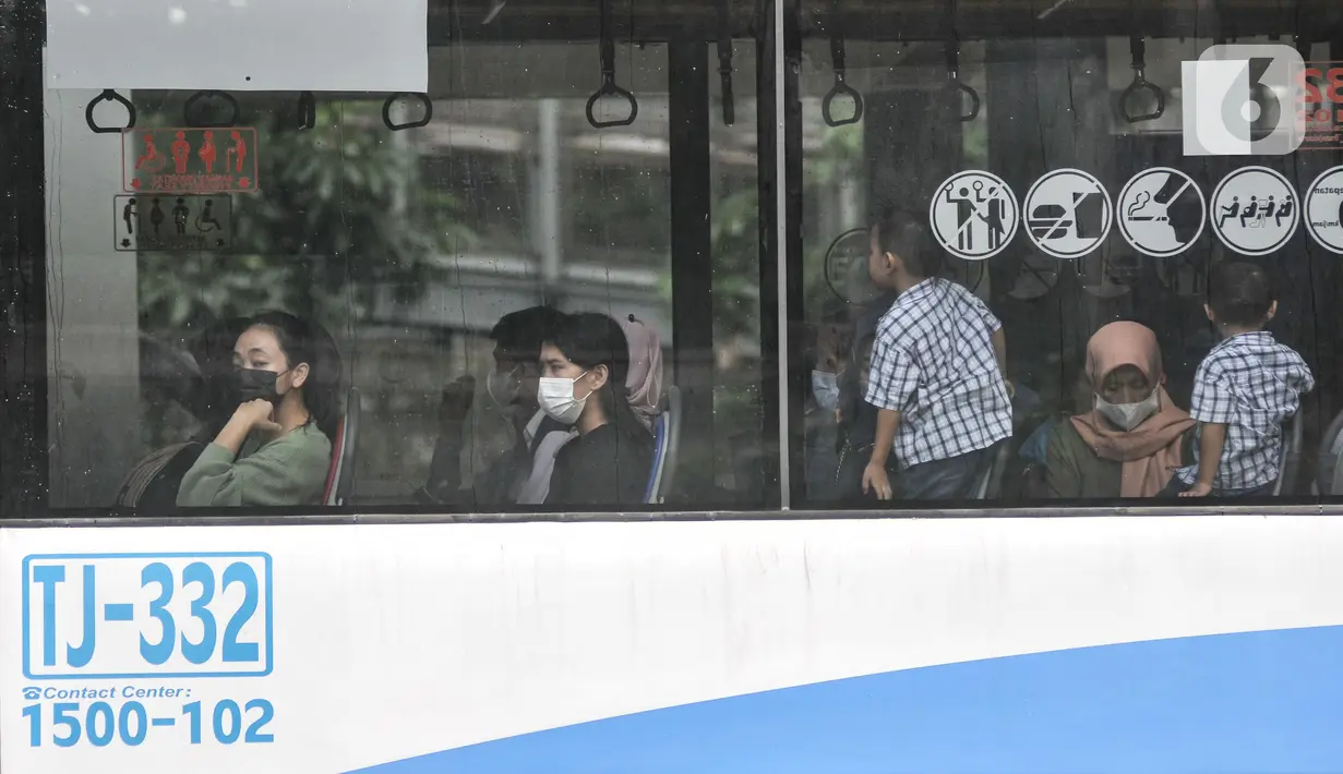 Penumpang berada di bus Transjakarta di Halte Gelora Bung Karno, Senayan, Jakarta Pusat, Senin (12/9/2022). Mulai hari ini jam operasional reguler Transjakarta dimulai pukul 05.00-22.00 WIB. Kemudian dilanjutkan dengan layanan angkutan malam hari (Amari) mulai pukul 22.00- 05.00 WIB. (merdeka.com/Iqbal S. Nugroho)