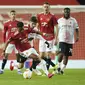 Amad Diallo dari Manchester United dan Brahim Diaz dari AC Milan memperebutkan bola selama pertandingan leg pertama babak 16 besar Liga Europa di Old Trafford di Manchester, Inggris, Kamis, 11 Maret 2021. (AP Foto / Dave Thompson)