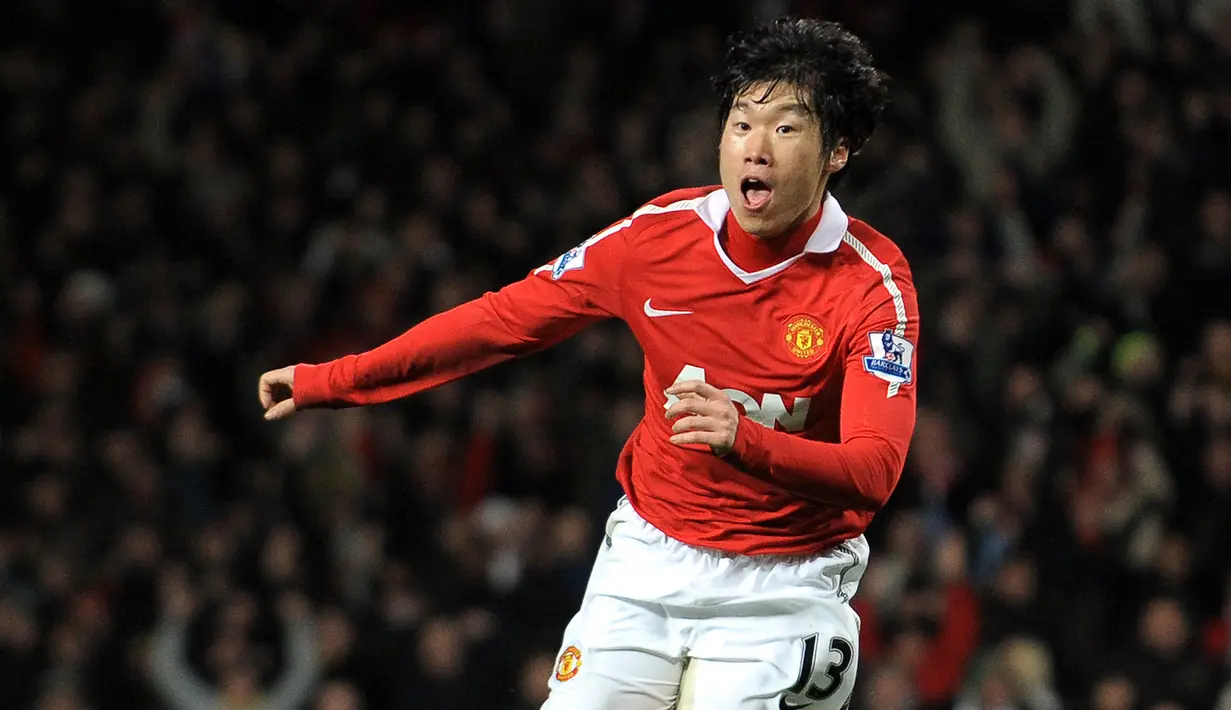 3. Park Ji Sung - Park mengenakan nomor punggung 13 selama tujuh tahun berkarier di Manchester United. Ia mampu mencatat lebih dari 200 penampilan, mencetak tujuh gol, dan menjadi orang Asia pertama yang memenangi Premier League dan Liga Champions. (AFP/Andrew Yates)