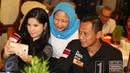 Cagub DKI Jakarta Agus Harimurti Yudhoyono berfoto bersama saat kampanye di hadapan pensiunan Pegawai Negeri Sipil (PNS) Dinas Pendidikan Dasar DKI Jakarta, Selasa (29/11). (Liputan6.com/Immanuel Antonius)
