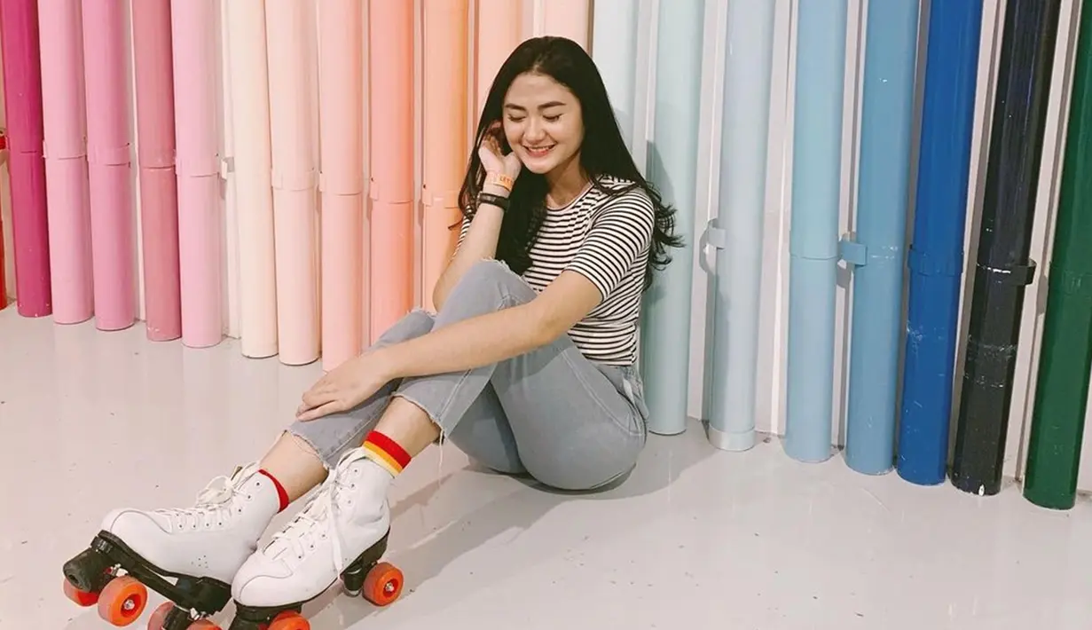 Foto candid sembari pamer senyum manis, Zahwa Aqilah bikin pangling. Selain salah fokus dengan pesonanya, gaya berpakaian bintang sinetron Tukang Bubur Naik Haji ini sukses curi perhatian. Kenakan celana jeans dan kaus stripe, OOTD Zahwa ini cocok dikenakan ketika ingin santai tapi tetap modis. (Liputan6.com/IG/@zahwaqilah)