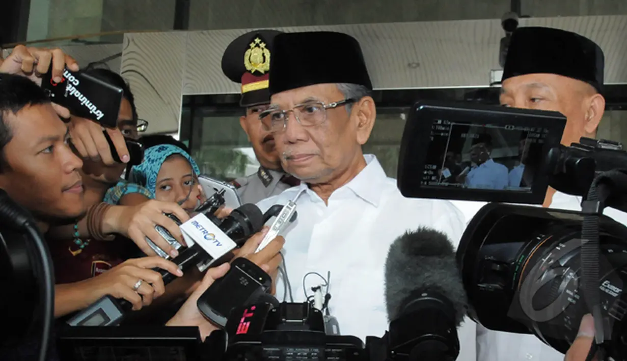 Anggota Dewan Pertimbangan Presiden (Wantimpres) Hasyim Muzadi menyambangi Gedung KPK, Jakarta, Senin (26/1/2015). (Liputan6.com/Herman Zakharia)