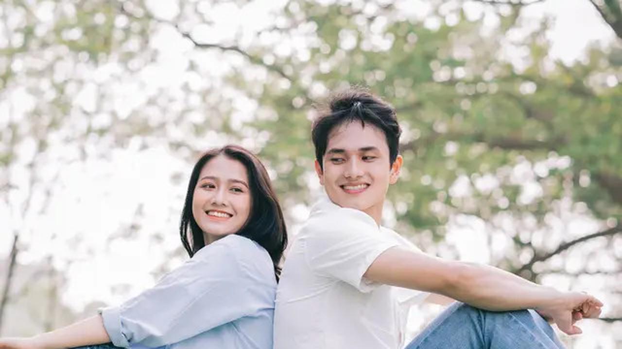 7 Tanda Seseorang Jatuh Cinta Padamu dari Bahasa Tubuhnya