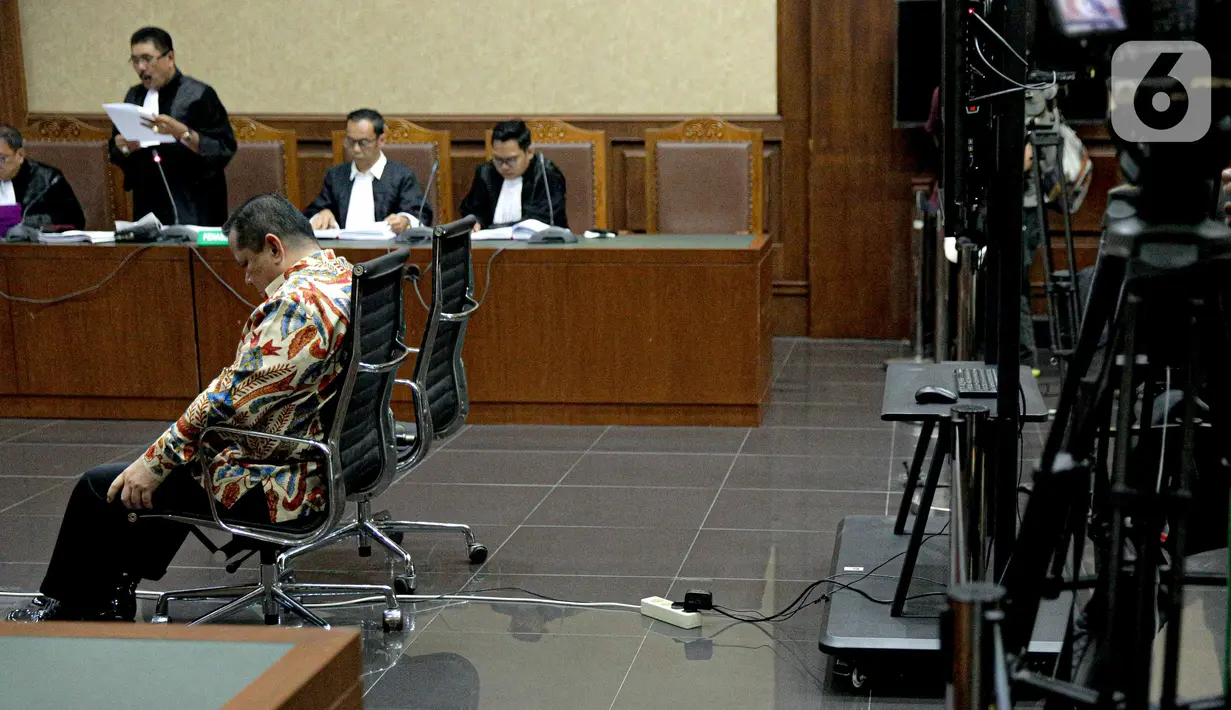 Terdakwa kasus dugaan suap penghapusan red notice Joko Tjandra, Irjen Pol Napoleon Bonaparte saat menjalani sidang lanjutan di Pengadilan Tipikor, Jakarta, Senin (9/11/2020)Sidang beragendakan pembacaan eksepsi atau nota keberatan yang dibacakan kuasa hukum terdakwa. (Liputan6.com/Faizal Fanani)