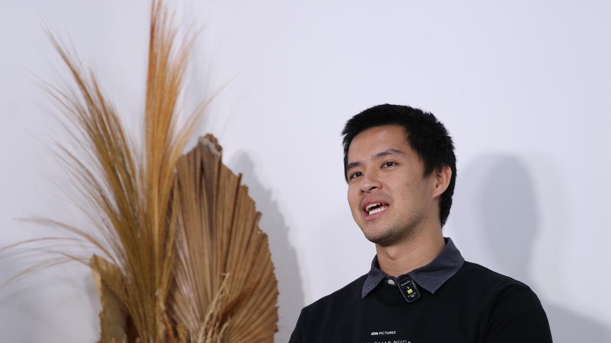 Syuting Film Perempuan Pembawa Sial, Morgan Oey Belajar Bahasa Minang dan Masak Rendang Seharian