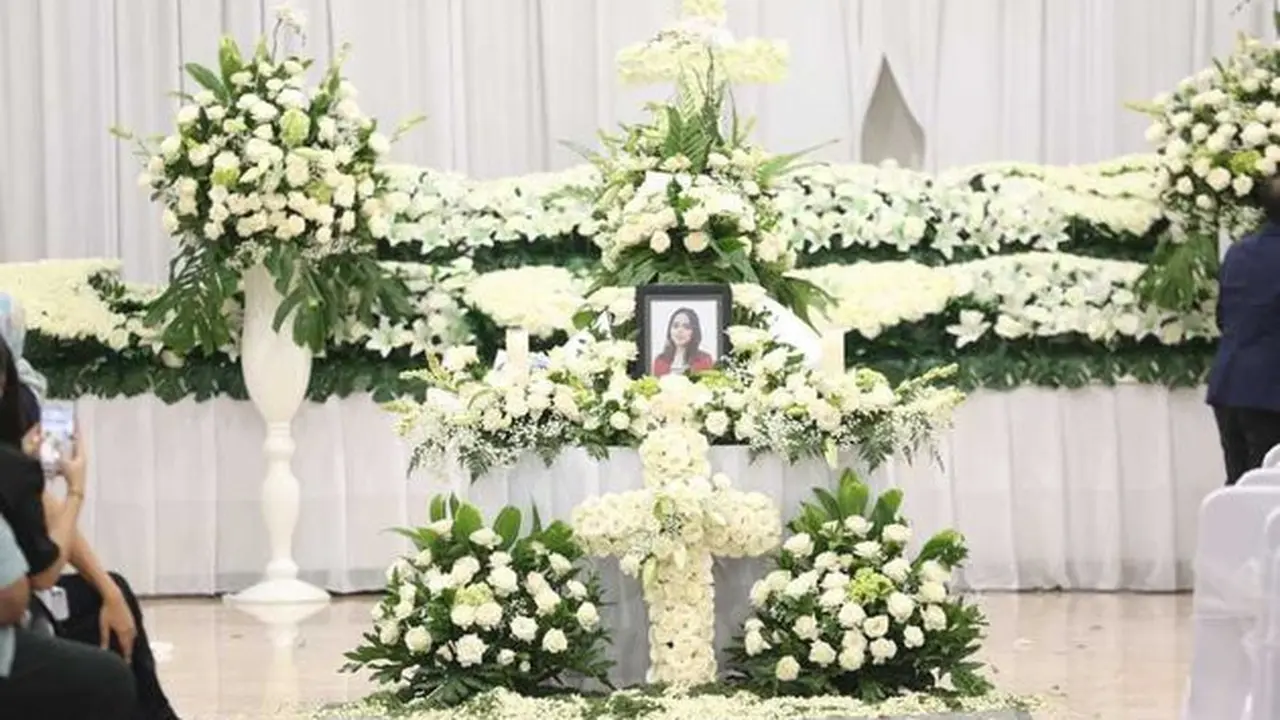 7 Momen Haru Jelang Kremasi Jenazah Laura Anna, Penuh Isak Tangis