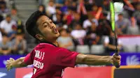 Tunggal putra Indonesia, Anthony Sinisuka Ginting mengembalikan bola ke arah rekan senegaranya Jonatan Christie pada final Korea Terbuka 2017, Minggu (17/9). Anthony Sinisuka Ginting memenangkan laga perang saudara, 21-13, 19-21, 22-20. (JUNG Yeon-Je/AFP)