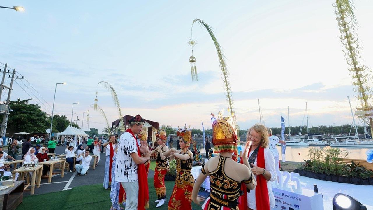 Bupati Banyuwangi Ipuk Fiestiandani bersama masyarakat dalam Welcoming Ceremony Sail to Indonesia 2025 di Pantai Marina Boom.