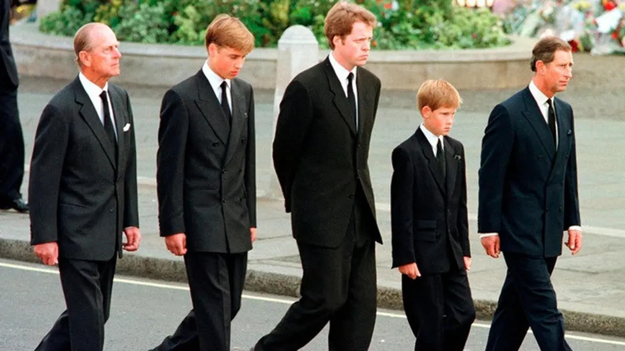 Dari kiri, Pangeran Philip, Pangeran William, Earl Spencer, Pangeran Harry, dan Pangeran Charles berjalan di luar Westminster Abbey dalam prosesi pemakaman Putri Diana, 6 September 1997.