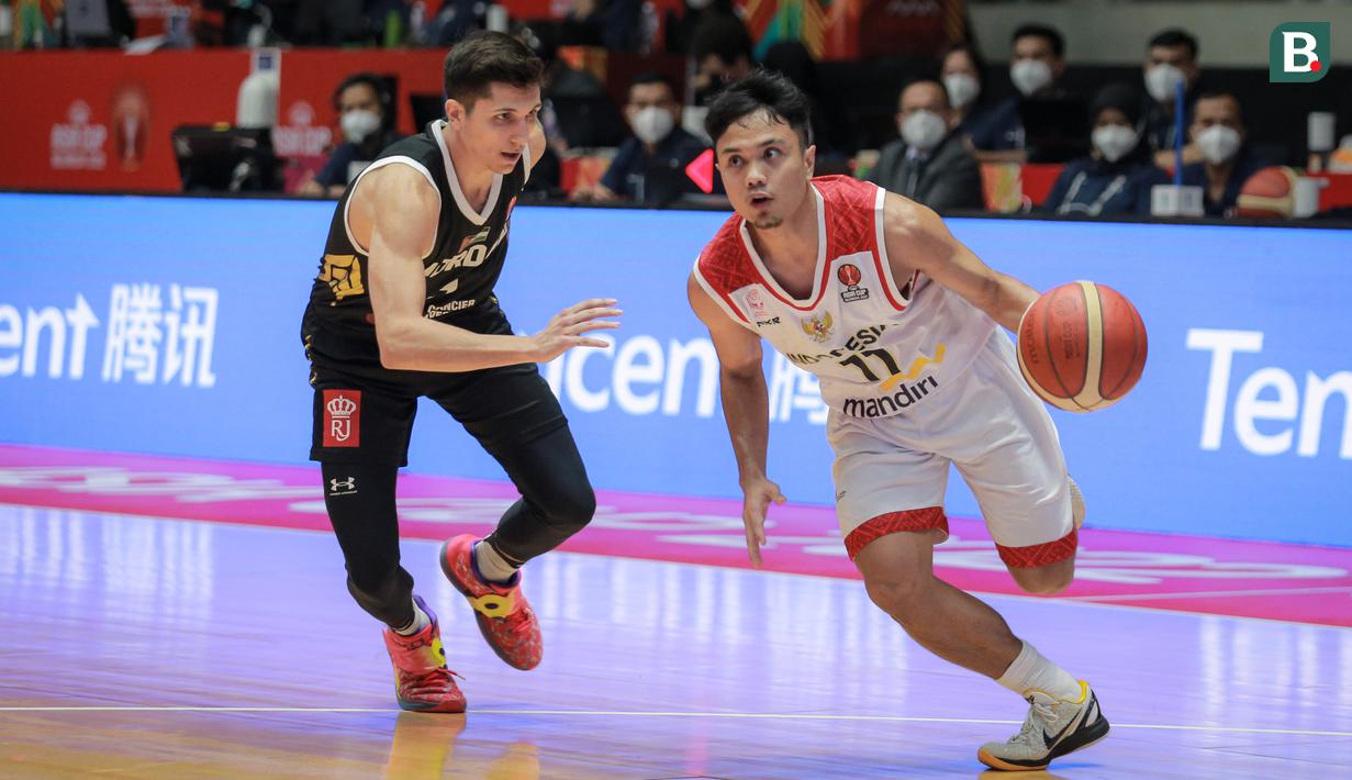 <p>Pemain Timnas Basket Indonesia, Yudha Saputera (kanan) berusaha melewati pemain Timnas Basket Yordania saat matchday kedua Grup A FIBA Asia Cup 2022 antara Timnas Basket Indonesia melawan Timnas Basket Yordania di Istora Senayan, Jakarta, Kamis (14/07/2022). (Bola.com/Bagaskara Lazuardi)</p>