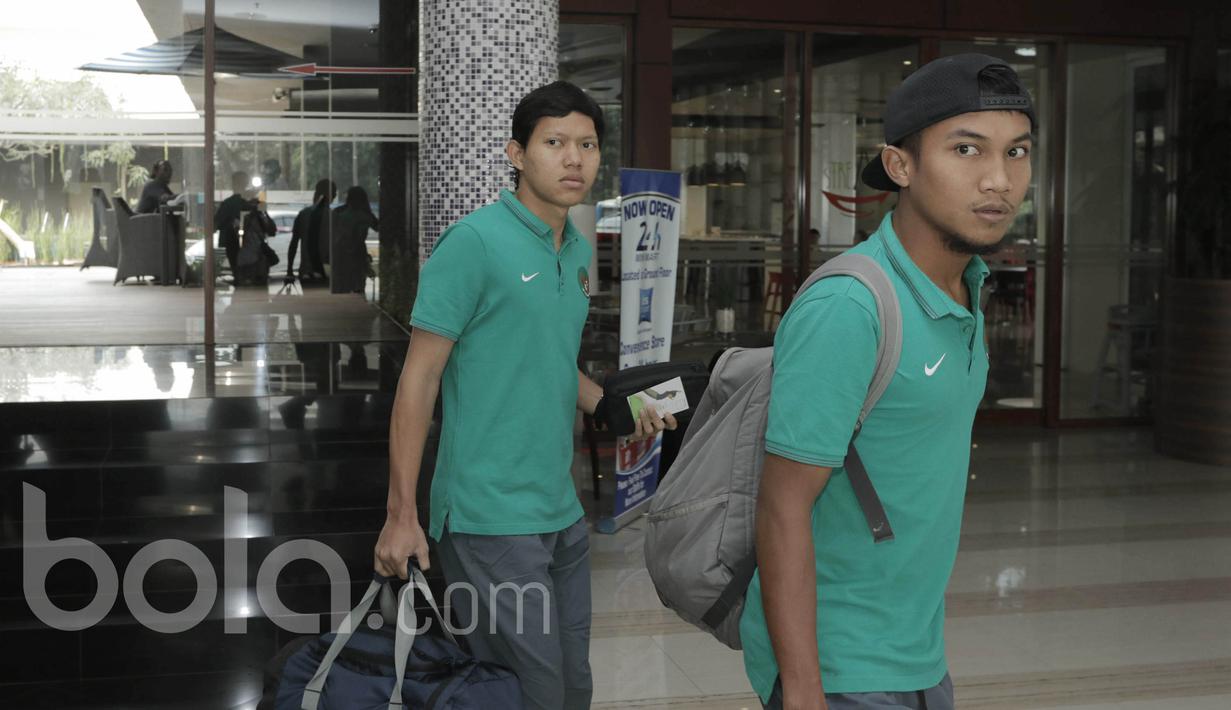 Pemain Timnas Indonesia U-22, Adam Alis dan Hargiyanto, jelang keberangkatan ke Kamboja di Jakarta, Senin (05/06/2017). Timnas Indonesia U-22 akan menghadapi laga uji coba melawan Kamboja pada 8 Juni 2017. (Bola.com/M Iqbal Ichsan)