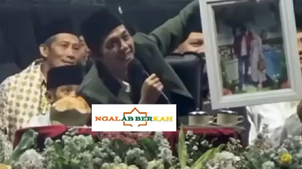 Gus Iqdam memperlihatkan foto dirinya dan Ning Nila dari Jemaahnya (SS: YT Ngalab Berkah)