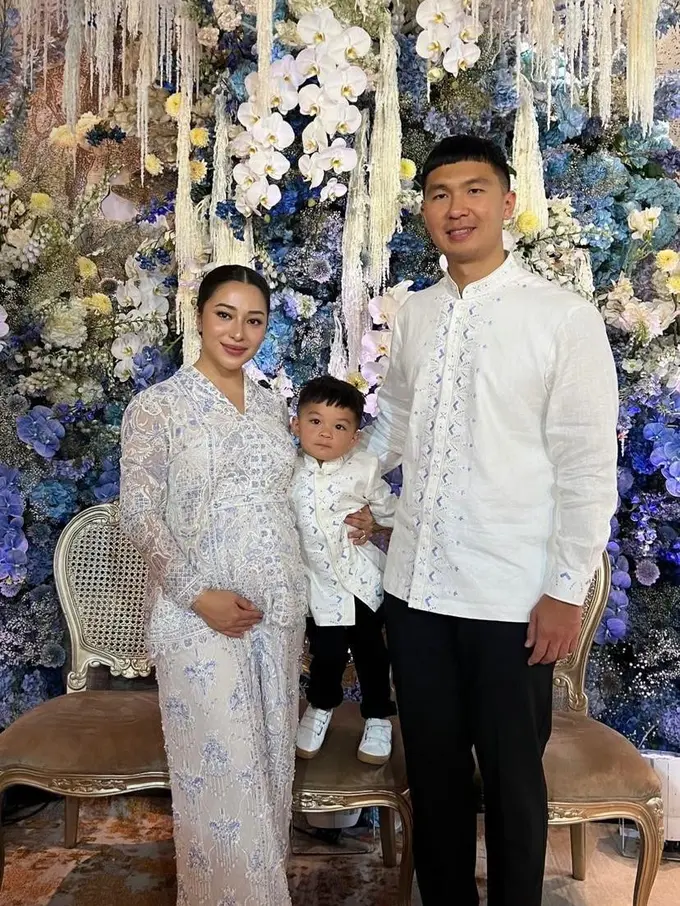 Hamil Anak Kedua Laki-laki, 6 Gaya Anggun Nikita Willy Kenakan Kebaya Baby Blue saat Pengajian 4 Bulan Kehamilan