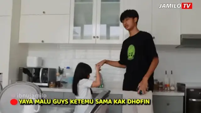 Anak Ibnu Jamil dan anak Ririn Ekawati terlihat sangat akrab