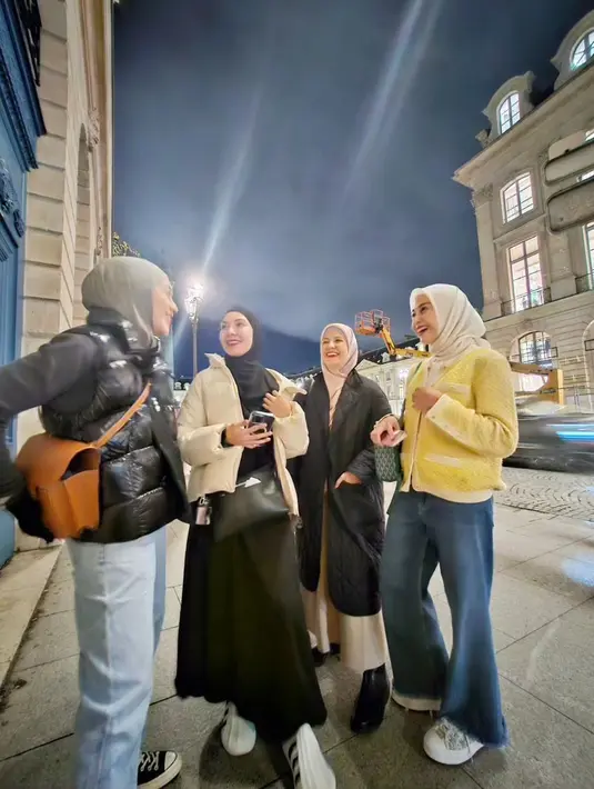 Potret lain memperlihatkan Nina dengan tweed blazer kuning dan celana jeans model cutbray. [@natasharizkynew/@ninazatulini22/@ratnagalih/@dianayulestari]