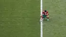 Pemain Maroko, Younes Belhanda tertunduk saat timnya kebobolan pada menit akhir lewat gol bunuh diri Aziz Bouhaddouz pada laga laga grup B Piala Dunia 2018  di St. Petersburg Stadium, Rusia, (15/6/2018). Iran menang 1-0.  (AP/Darko Vojinovic)