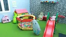 Sebagai seorang ibu, Melaney Ricardo tak lupa untuk menyediakan sarana bermain bagi buah hatinya, Chloe Valentine Lynch. Tempat bermain Chloe dilengkapi dengan rumah-rumahan serta kolam bola yang tentunya disukai anak-anak. (Galih W. Satria/Bintang.com)