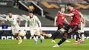 Dalam laga kemenangan Manchester United 6-2 atas AS Roma, Bruno Fernandes sukses mencetak 2 gol dan 2 assist. (AP/Jon Super)