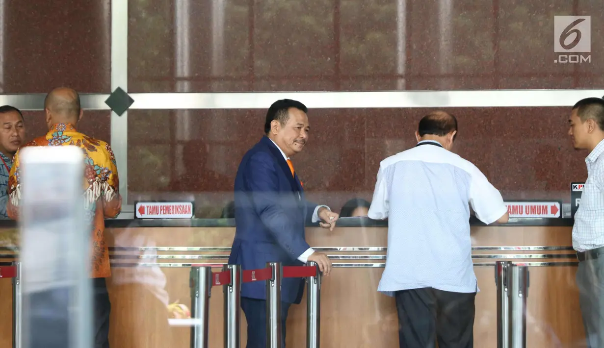 Pengacara Otto Hasibuan saat berada di dalam gedung KPK, Jakarta, Jumat (8/12). Kedatangan Otto ke KPK untuk memberikan surat keterangan pengunduran dirinya sebagai kuasa hukum Setya Novanto. (Liputan6.com/Angga Yuniar)
