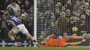 Kiper Chelsea, Filip Jörgensen (kanan) gagal menghalau bola tendangan penalti dari pemain Ipswich Town, Liam Delap pada laga lanjutan Liga Inggris 2024/2025 yang berlangsung di Portman Road, Ipswich, Inggris, Selasa (31/12/2024) dini hari WIB. (AP Photo/Richard Pelham)