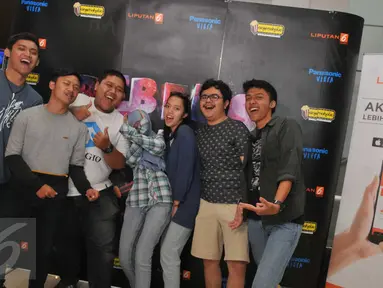 Sejumlah peserta berpose di photo booth yang telah disediakan panitia di CGV Blitz, Bandung, Minggu (7/8). Cinemaholic dan Panasonic Viera gelar nonton bareng Rebel's Team. (Liputan6.com/Gempu M Surya)
