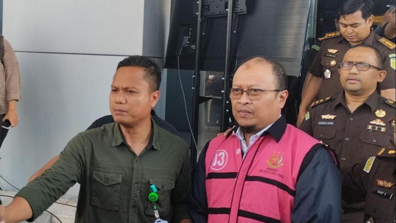 Selain itu, Haris juga dituntut mengganti uang polis asuransi di AJB Bumiputera sebesar Rp1,3 miliar yang dicairkan untuk Wali Kota dan Wakil Wali Kota Makassar pada tahun 2016-2018.<br>