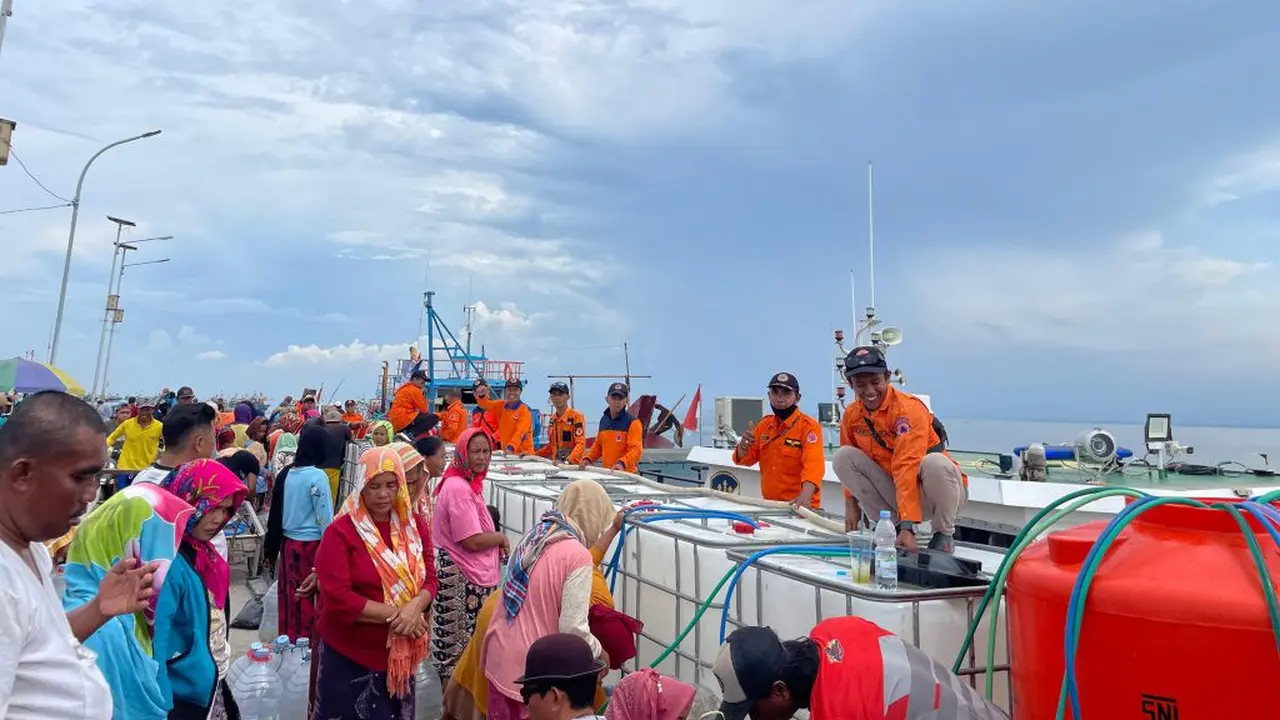 Pendistribusian air bersih ke Pulau Gili Ketapang Probolinggo oleh BPBD Setempat (Istimewa)