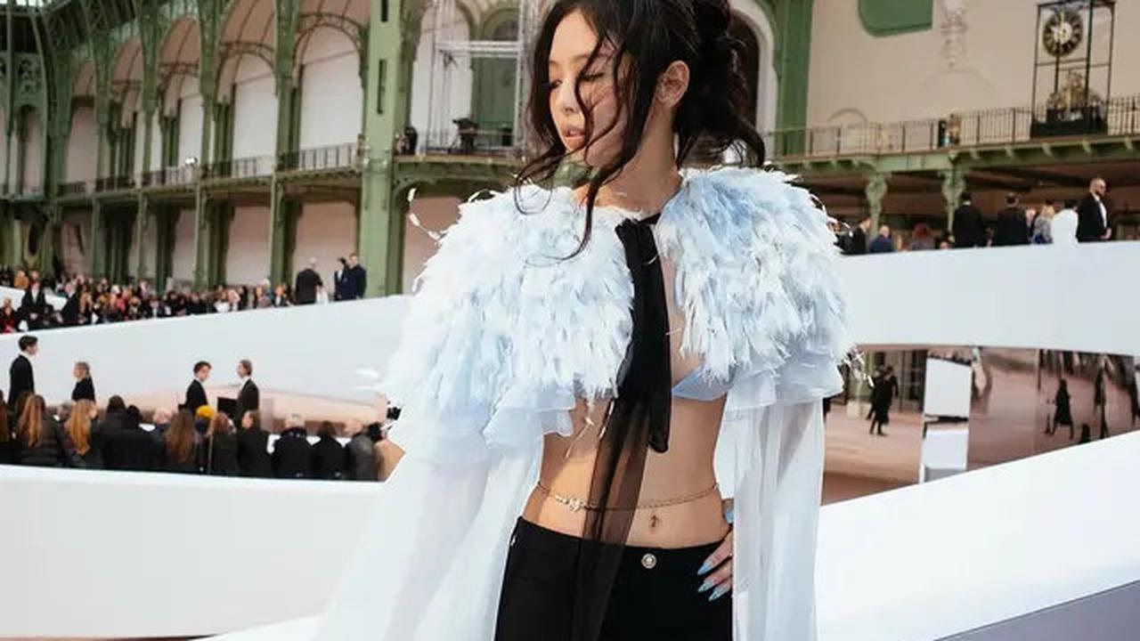 6 Gaya Jennie Blackpink dengan Sheer Bra dan Cape Dramatis di Chanel SS25 Couture Show, Akrab Bareng Kylie Jenner