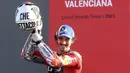 Pembalap Ducati, Francesco Bagnaia sukses finis di posisi pertama usai balapan MotoGP Valencia. Kemenangan tersebut ia dedikasikan untuk Valentino Rossi yang pensiun pada seri terakhir balapan MotoGP 2021. (AP Photo/Alberto Saiz)