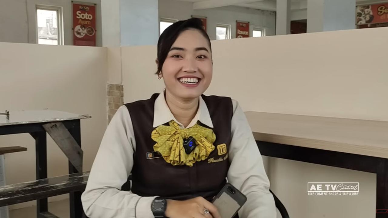Wulan bercerita, bahwa untuk bisa masuk bekerja sebagai pramugari Rosalia Indah membutuhkan banyak perjuangan. <br>