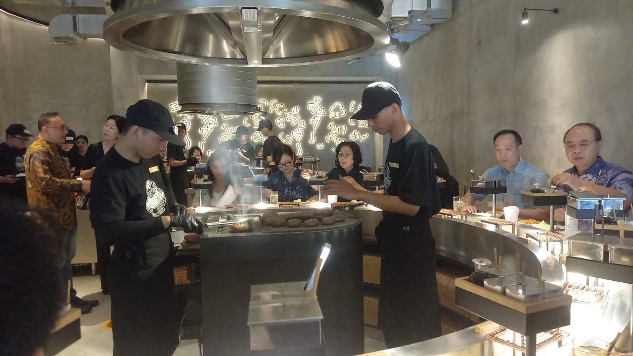 Aksi Para Koki Panggang Hamburg Hidupkan Konsep Grilling Theatre Hikiniku