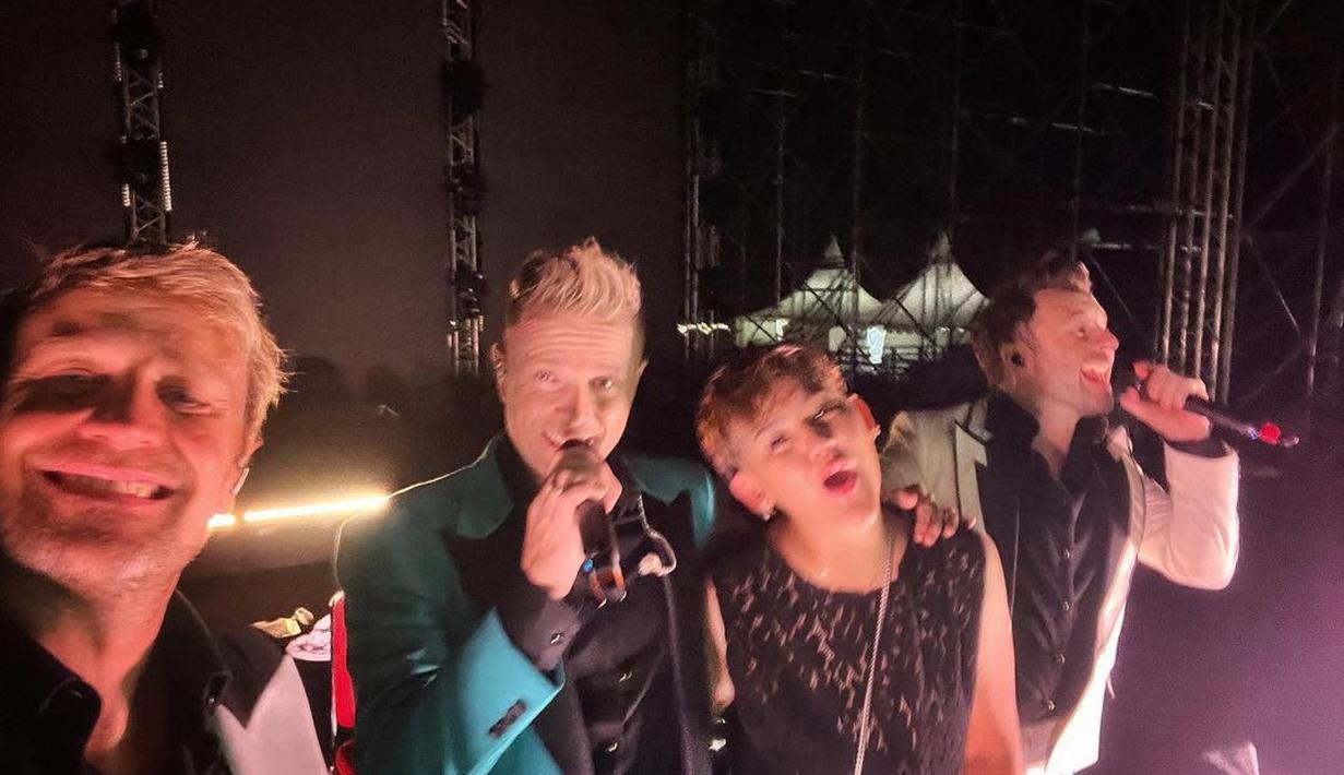 Sissy Presciliia, bersama dua personel Westlife lainnya sempat-sempatnya selfie kala mereka masih di atas panggung. (Foto: Instagram/@sysiio)