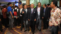 Ketua Umum PSSI, Djohar Arifin Husin (keempat kanan)menuju ruang Kongres Luar Biasa PSSI 2015 di Hotel JW Marriot, Surabaya, Sabtu (18/5/2015). Kongres akan memilih Ketua/Wakil Ketua Umum PSSI periode 2015-2019. (Liputan6.com/Helmi Fithriansyah)