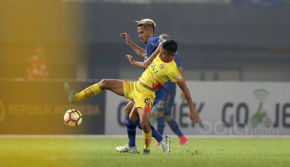 Pemain Persib Bandung, Raphael Maitimo berebut bola dengan pemain Bhayangkara FC pada Liga 1 2017 di Stadion Patriot, Bekasi, Minggu (04/06/2017). (Bola.com/Nicklas Hanoatubun)