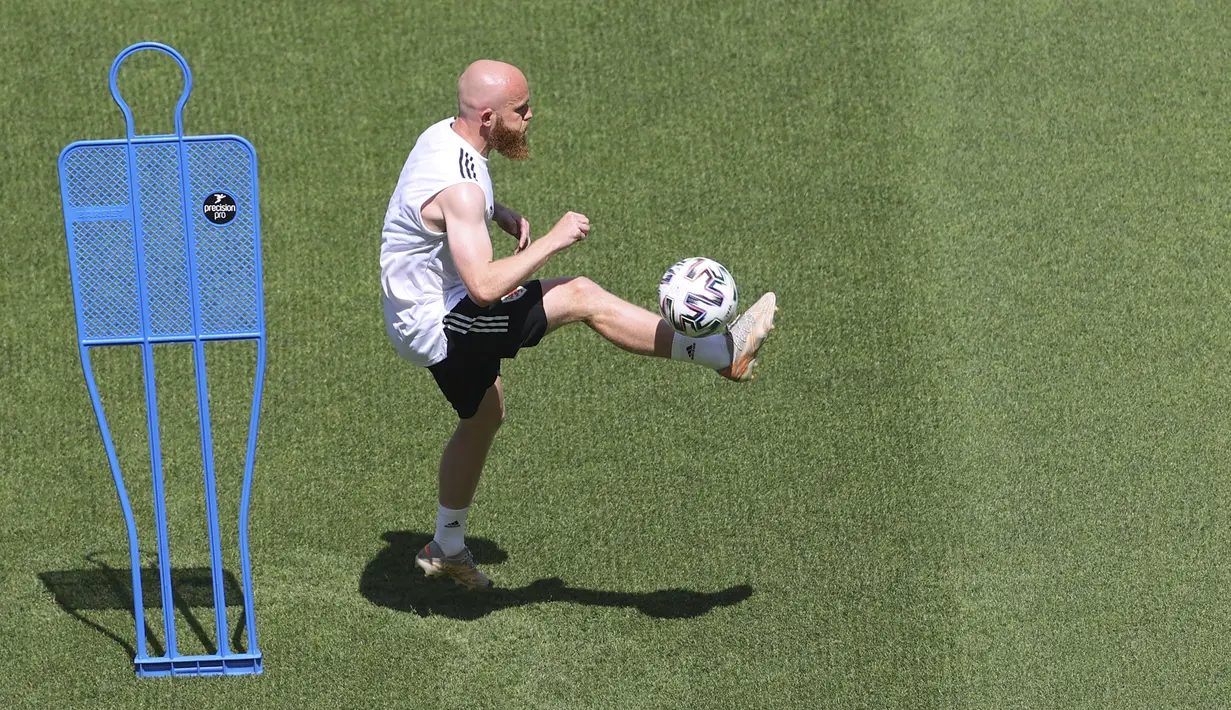 Gelandang timnas Wales, Jonny Williams mengontrol bola selama sesi latihan tim di Stadion Olimpiade Baku di Baku, Azerbaijan, Jumat (11/6/2021). Pertandingan kedua Grup A Piala Eropa 2020 mempertemukan antara Wales vs Swiss pada Sabtu malam (12/6). (Naomi Baker/Pool via AP)