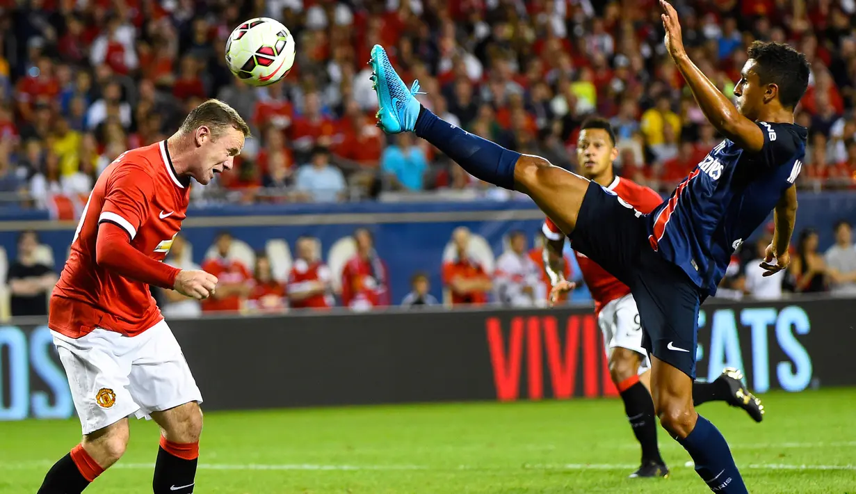 Penyerang MU, Wayne Rooney (kiri) berebut bola dengan bek PSG Marquinhos pada pertandingan International Champion Cup di stadion soldier, Chicago, AS, Kamis (30/7/2015). PSG menang dengan skor 2-0 atas Manchester United.  (Reuters/Mike diNovo)