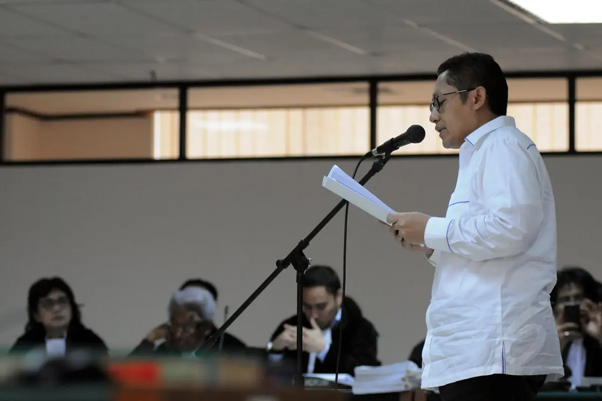 Berdiri, Anas Bacakan Pleidoi Setebal 80 Halaman