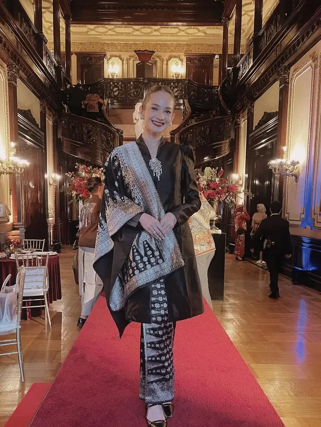 Inspirasi Model Kebaya Modern dari Enzy Storia, Pancarkan Keanggunan Penuh Pesona  (credit: instagram/enzystoria).