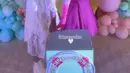 Dressnya kian menarik dengan detail ilustrasi Pearl Krabs dan huruf P di panel bagian depannya. Ia juga menambahkan gloves warna fuschia senada dengan rok-nya. [@tiaraandini].