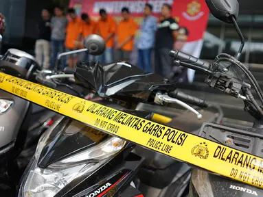 Barang bukti hasil kejahatan pecurian sepeda motor dengan pemberatan di Polda Metro Jaya, Jakarta, Jumat (3/5/2019). Polisi meringkus enam orang tersangka kasus pencurian dengan barang bukti berupa sejumlah sepeda motor, senjata api serta alat pembuka kunci motor. (Liputan6.com/Immanuel Antonius)