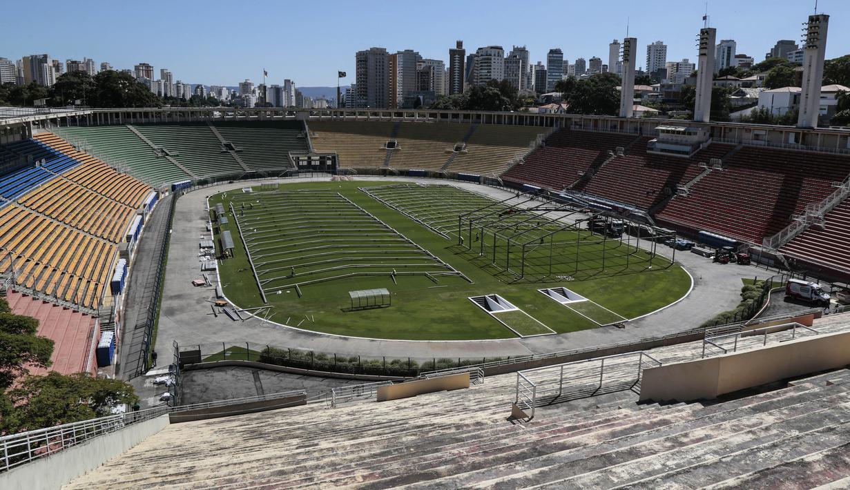Lokasi pembangunan rumah sakit lapangan sementara untuk menampung pasien terinfeksi Covid-19 di stadion Pacaembu, di Sao Paulo, Senin (23/3/2020). Sejumlah klub sepakbola papan atas Brasil meminjamkan stadion untuk diubah menjadi rumah sakit atau klinik darurat virus corona. (NELSON ALMEIDA/AFP)