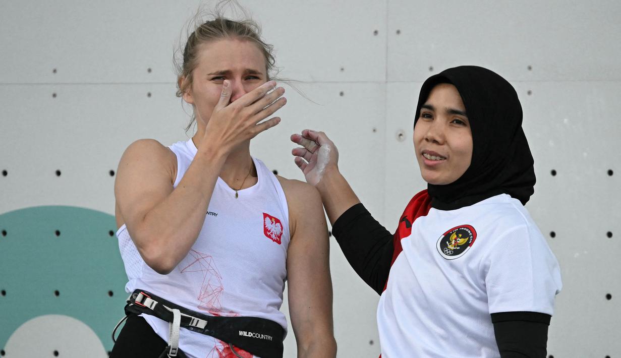 Rajiah Sallsabillah sedikit terpeleset dan harus mengakui keunggulan pemanjat Polandia, Aleksandra Kalucka. (Fabrice COFFRINI/AFP)