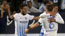 Para pemain Malaga merayakan gol Jony Rodirguez (kanan) saat melawan Barcelona pada lanjutan La Liga Spanyol di di Estadio La Rosaleda (8/4/2017). Barcelona kalah 0-2 dari Malaga. (EPA/Daniel Perez)