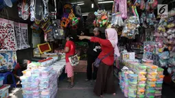Salah satu kios mainan di Pasar Gembrong, Jakarta, Selasa (9/1). Pasar Gembrong memang bukan satu-satunya pusat mainan di Jakarta, akan tetapi, pasar ini menjadi incaran karena harganya produknya yang lebih murah. (Liputan6.com/Arya Manggala)