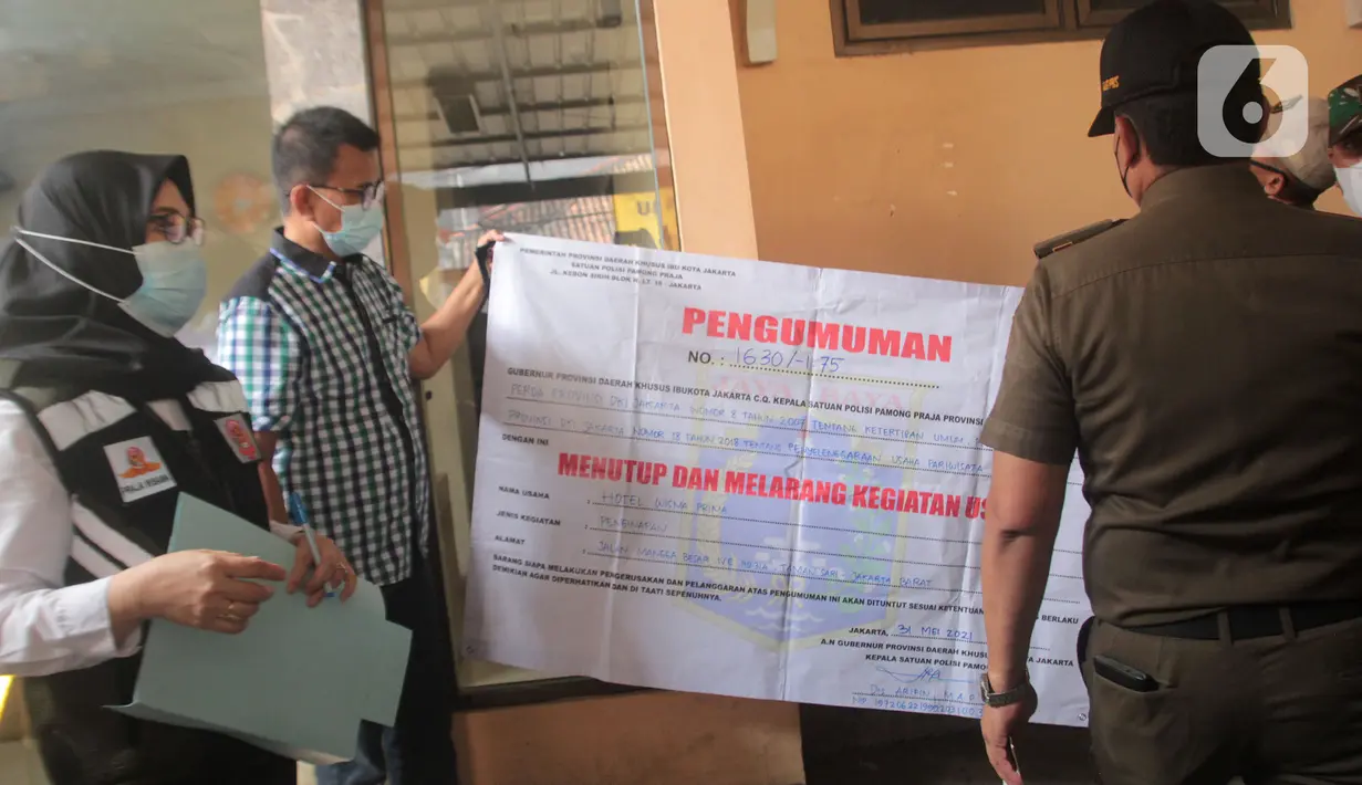 Petugas Sudin Parekraf Jakarta Barat bersama Satpol PP melakukan penyegelan Hotel Wisma Prima di Mangga Besar, Taman Sari, Jakarta Barat, Senin (31/5/2021). Hotel Wisma Prima ditutup atas rekomendasi pihak kepolisian. (Liputan6.com/Herman Zakharia)