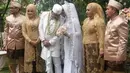 Tidak banyak undangan yang demi sakralnya acara. Acara berlangsung sederhana dan tertutup. Hanya keluarga dan sahabat dekat. Husein memberikan mas kawin perhiasan kalung dan gelang emas seberat 9,5 gram. (Instagram/wahyu_cdm93)